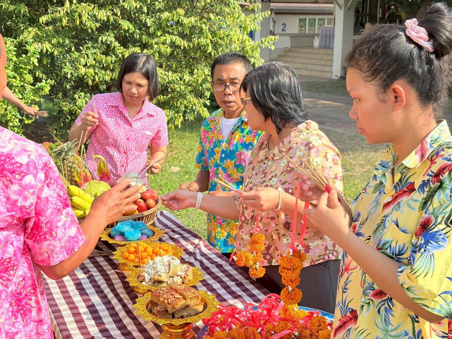 title - ส.ป.ก. ยโสธร จัดพิธีเจริญพระพุทธมนต์ทำบุญถวายภัตตาหารเพลแด่พระสงฆ์ พิธีสักการะศาลเจ้าที่และสิ่งศักดิ์สิทธิ์ประจำสำนักงาน เนื่องในเทศกาลวันขึ้นปีใหม่ไทย